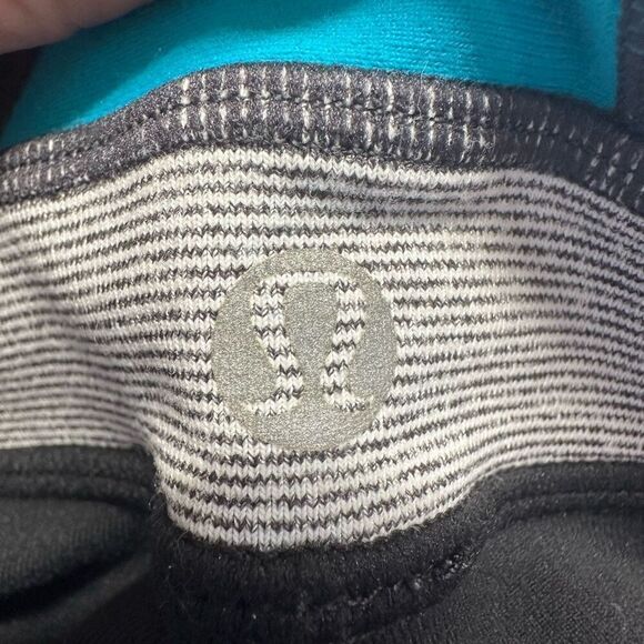 Size 6 Lululemon Groove Crop Reversible Black Blue Workout Yoga Biker Shorts - Picture 9 of 9